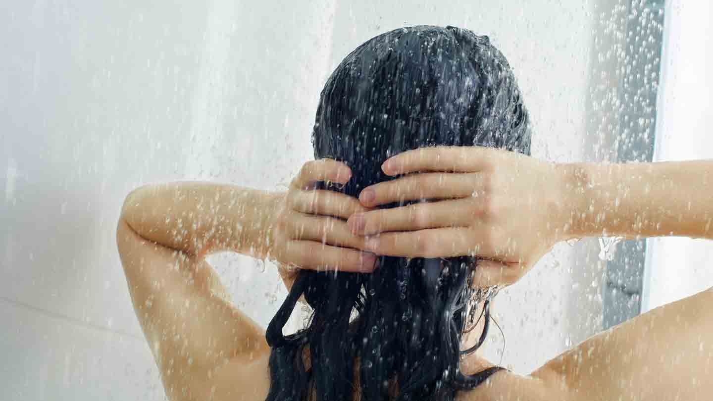 Шалашовка с мокрыми волосами принимает душ и растягивает жопу секс игрушкой